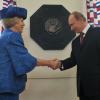 La reine Beatrix des Pays-Bas et le président russe Vladimir Poutine ont visité l'exposition Pierre le Grand au musée de l'Hermitage à Amsterdam, le 8 avril 2013, à l'occasion du lancement de l'année de la Russie aux Pays-Bas.
