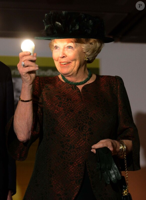 La reine Beatrix des Pays-Bas, très lookée, inaugurant le Musée Philips à Eindhoven le 5 avril 2013