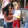L'actrice Selma Blair en virée promenade et shopping avec son fils Arthur Bleick à Los Angeles, le 9 avril 2013.