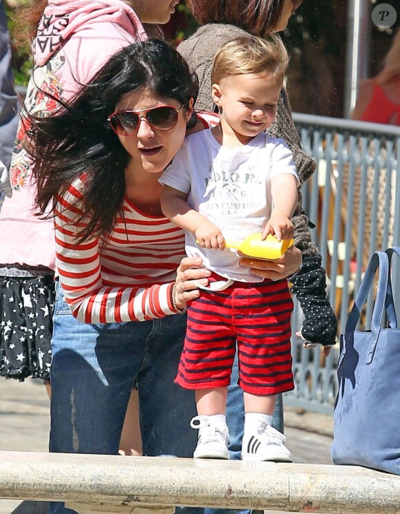 L'actrice Selma Blair en virée promenade et shopping avec son fils Arthur Bleick à Los Angeles, le 9 avril 2013.