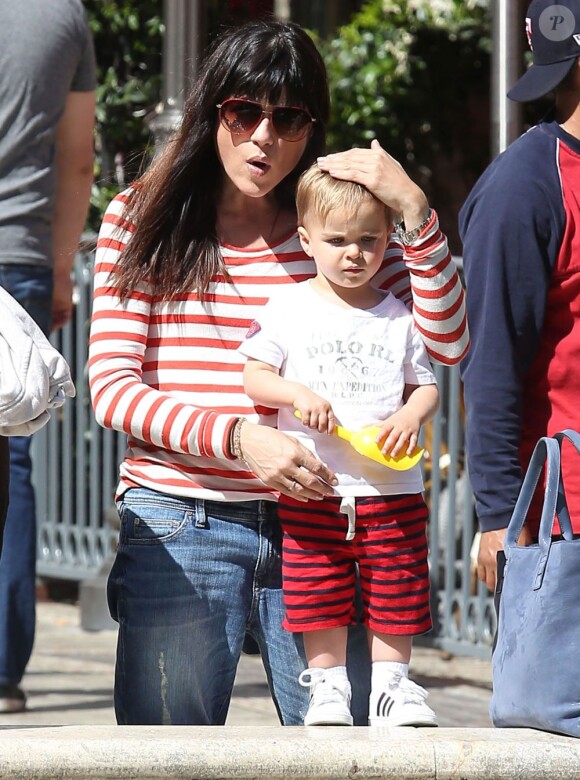 Selma Blair en virée promenade avec son fils Arthur Bleick à Los Angeles, le 9 avril 2013.