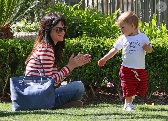 Selma Blair en virée promenade et shopping avec son fils Arthur Bleick à Los Angeles, le 9 avril 2013 au centre commercial The Grove.