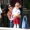 Selma Blair en virée promenade et shopping avec son fils Arthur Bleick à Los Angeles, le 9 avril 2013.