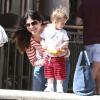Selma Blair en virée promenade et shopping avec son fils Arthur Bleick à Los Angeles, le 9 avril 2013.