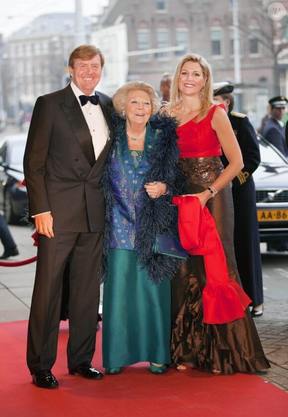 La reine Beatrix des Pays-Bas, le prince Willem-Alexander et la princesse Maxima assistaient le 10 avril 2013 à la soirée du 125e anniversaire du Concertgebouw et de son orchestre royal, à Amsterdam.