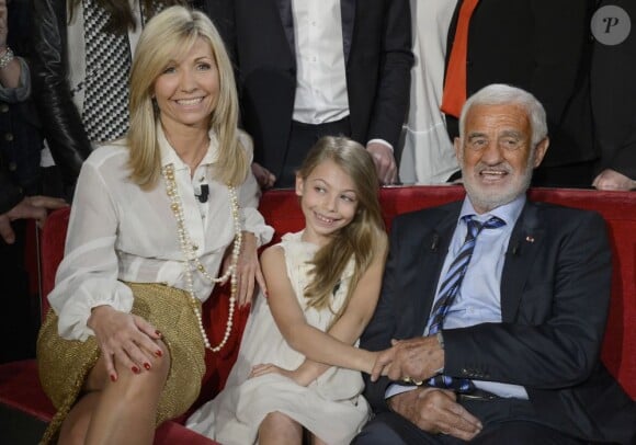 Stella entourée de ses parents Natty et Jean-Paul Belmondo - Enregistrement de l'émission "Vivement Dimanche" consacrée à Jean-Paul Belmondo à Paris le 10 avril 2013, diffusion le 14 avril.