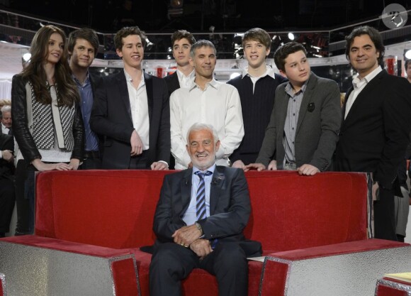 Annabelle, Alessandro, Victor, Christopher, Paul, Nicholas, Giacomo, Olivier et Jean Paul Belmondo - Enregistrement de l'émission "Vivement Dimanche" consacrée à Jean-Paul Belmondo à Paris le 10 avril 2013, diffusion le 14 avril.