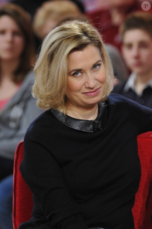 Emmanuelle Devos pendant l'émission de Vivement Dimanche le 16 janvier 2013, Paris