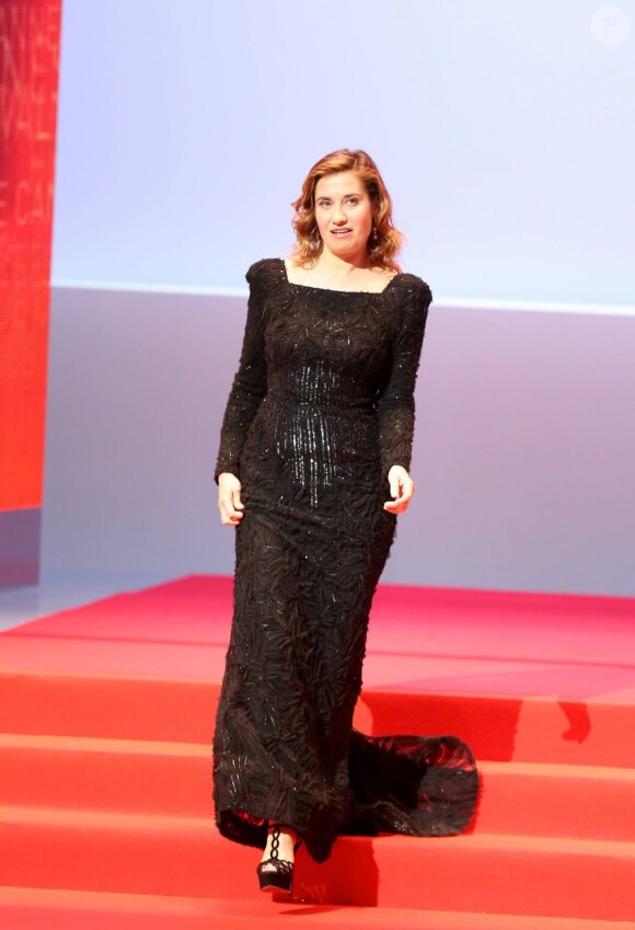 Emmanuelle Devos, l'élégance noire lors de la cérémonie d'ouverture du 65e Festival de Cannes, le 16 mai 2012.