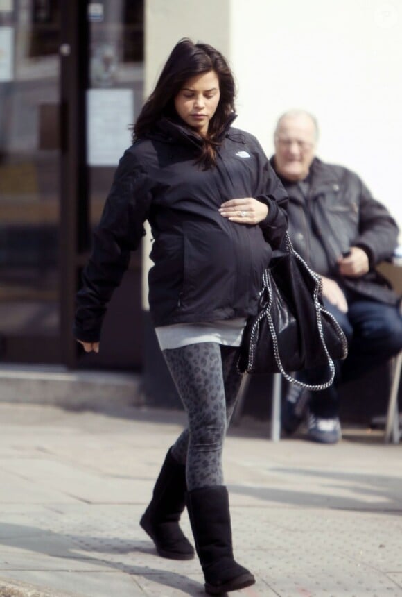 Jenna Dewan, enceinte, fait du shopping au magasin "Primrose Hill" à Londres, le 10 avril 2013.