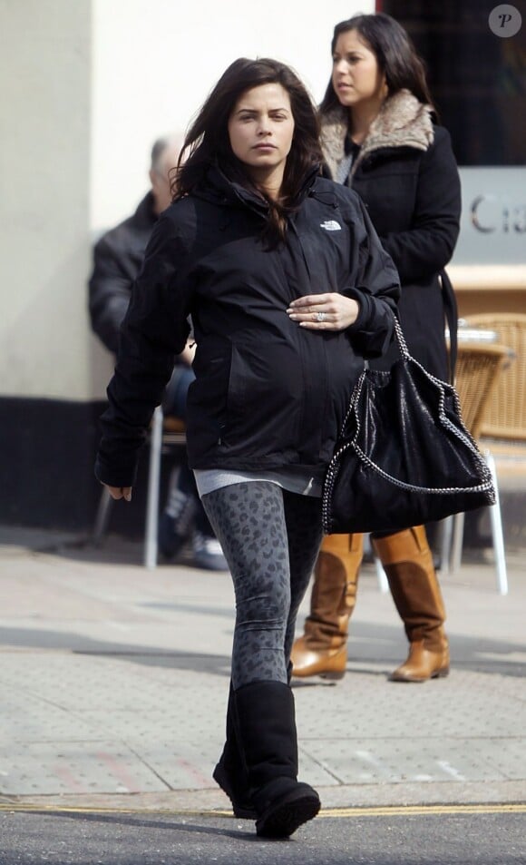 Jenna Dewan, enceinte de Channing Tatum, fait du shopping au magasin "Primrose Hill" à Londres, le 10 avril 2013.