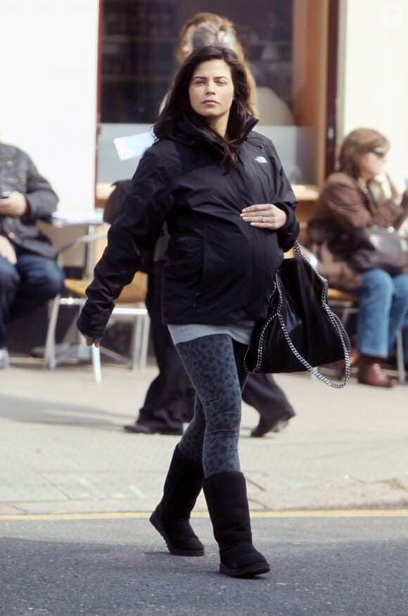 La belle Jenna Dewan, enceinte, fait du shopping au magasin "Primrose Hill" à Londres, le 10 avril 2013.