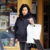 Jenna Dewan, enceinte, fait du shopping à Londres, le 10 avril 2013.