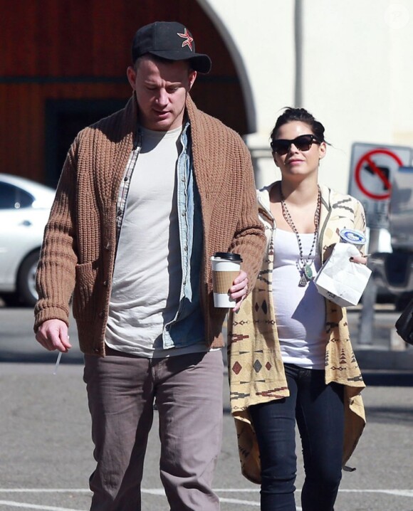 L'acteur Channing Tatum et sa femme Jenna Dewan, enceinte, vont déjeuner au restaurant avec une amie à Santa Barbara, le 28 février 2013.