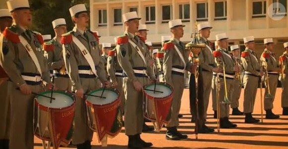 Le collectif Héros (Musique de la Légion Étrangère) dans el clip de Le Boudin. Album dans les bacs le 22 avril 2013.