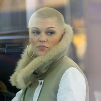 Jessie J : Crâne rasé et bottines léopard, l'Anglaise joue les fashion victimes