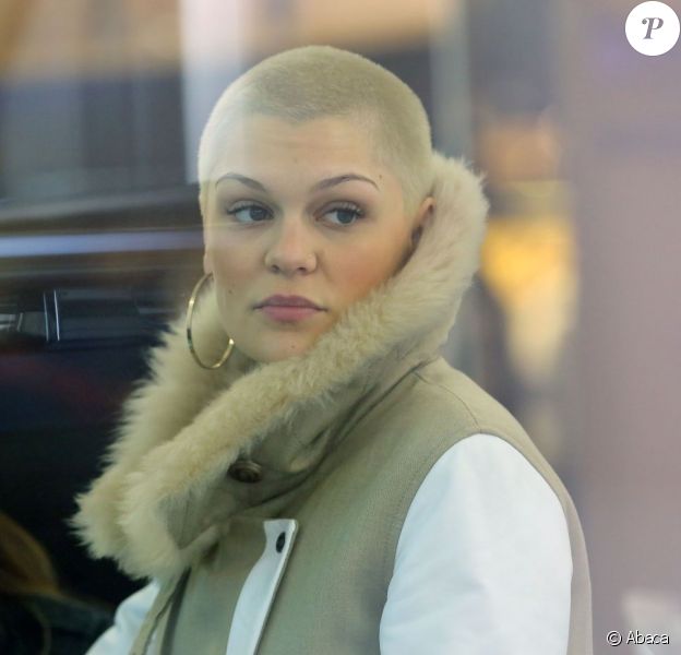 La chanteuse Jessie J, le crâne rasé, a été aperçue en train de faire du shopping chez Opening Ceremony, à Covent Garden, le 11 avril 2013