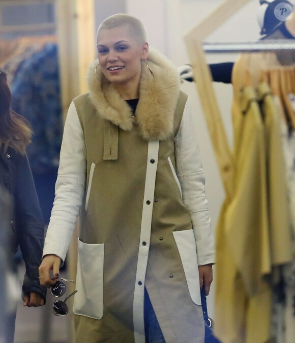 Jessie J, le crâne rasé, a été aperçue en train de faire du shopping chez Opening Ceremony, à Covent Garden, le 11 avril 2013