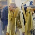 Jessie J, le crâne rasé, a été aperçue en train de faire du shopping chez Opening Ceremony, à Covent Garden, le 11 avril 2013 - Elle a notamment essayé un manteau