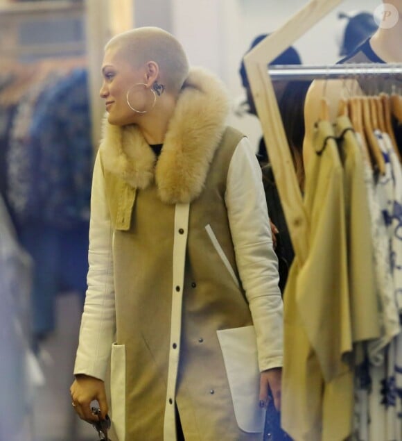 Jessie J, le crâne rasé, a été aperçue en train de faire du shopping chez Opening Ceremony, à Covent Garden, le 11 avril 2013 - Elle a notamment essayé un manteau