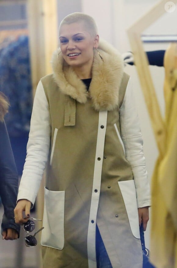 Jessie J, le crâne rasé, a été aperçue en pleine séance de shopping chez Opening Ceremony, à Covent Garden, le 11 avril 2013