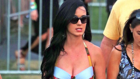 Katy Perry laisse exploser sa sensualité en bikini et mini-jupe à Coachella