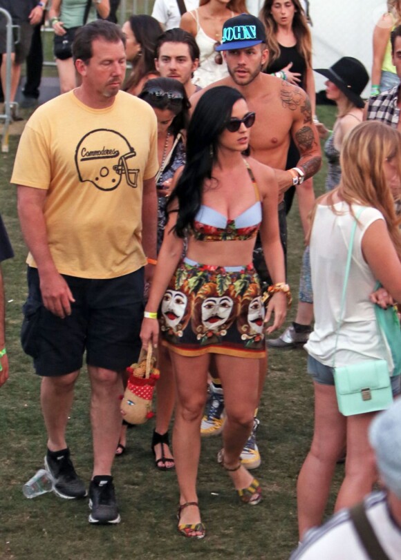 Katy Perry super glamour en mini-jupe à Coachella 2013.