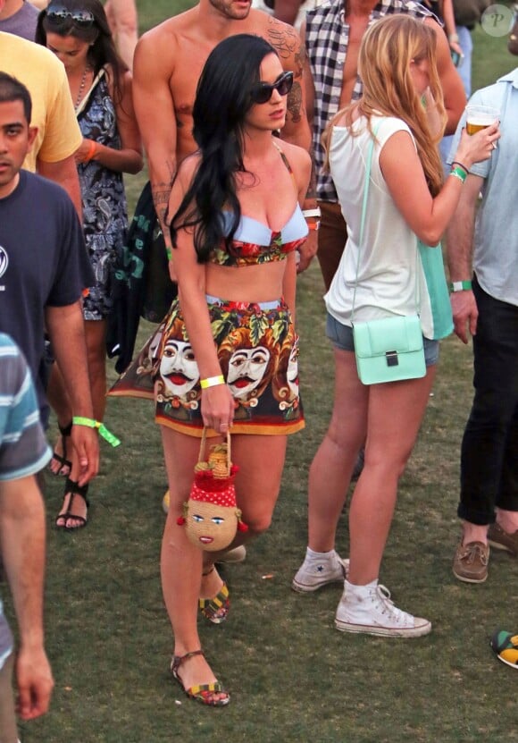 Katy Perry super glamour en mini-jupe et bikini à Coachella 2013.