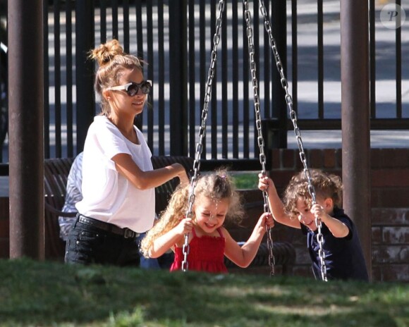 Nicole Richie avec ses enfants Harlow et Sparrow dans un parc de Beverly Hills à Los Angeles, le 12 avril 2013