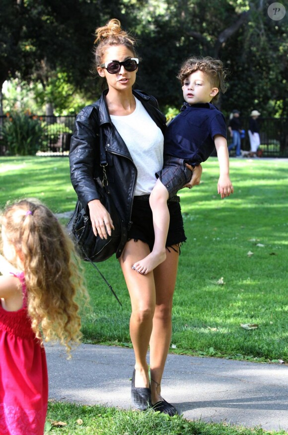 Nicole Richie : très lookée ici avec son petit Sparrow dans un parc de Beverly Hills à Los Angeles, le 12 avril 2013