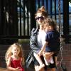 Nicole Richie passe du temps avec ses enfants Harlow et Sparrow dans un parc de Beverly Hills à Los Angeles, le 12 avril 2013