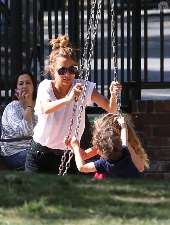Nicole Richie s'amuse comme une folle avec ses enfants Harlow et Sparrow dans un parc de Beverly Hills à Los Angeles, le 12 avril 2013