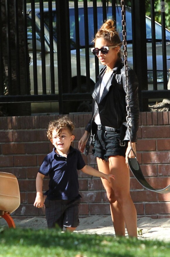 Nicole Richie rayonannte, bronzée et épanouie avec ses enfants dans un parc de Beverly Hills à Los Angeles, le 12 avril 2013