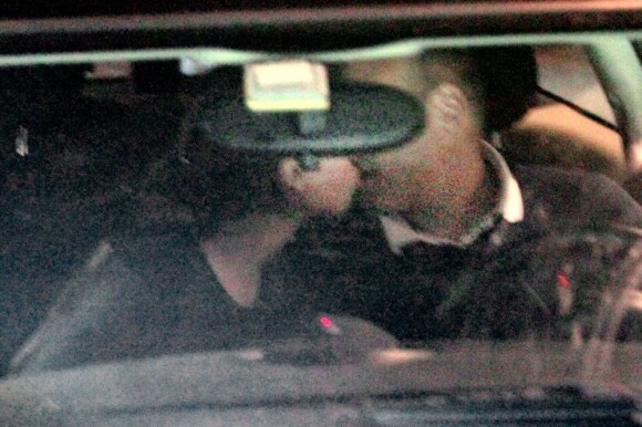 Ruby Rubacuori et son mari Luca rentrent chez eux après être allés manger dans un restaurant à Milan le 14 avril 2013.