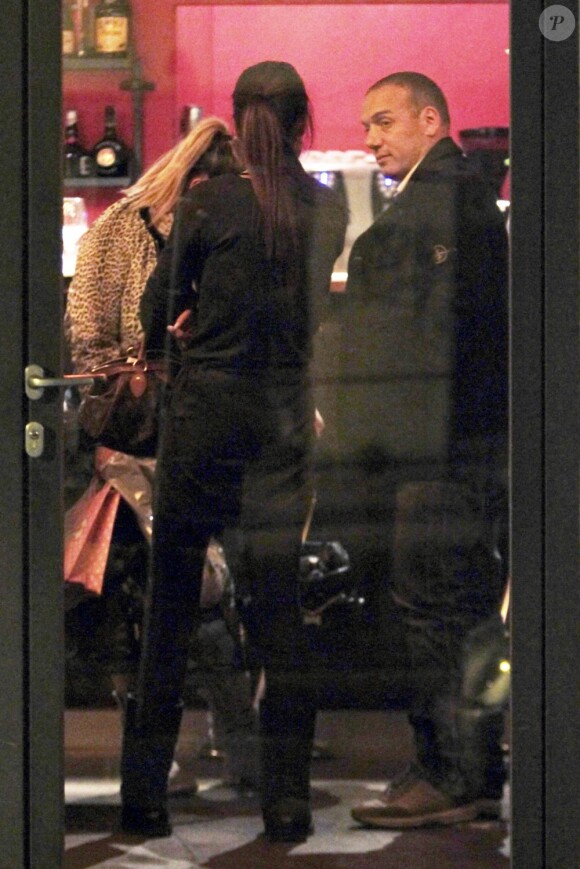Ruby Rubacuori et son mari dînent dans un restaurant à Milan le 14 avril 2013.