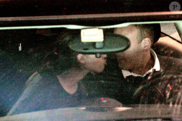 Ruby Rubacuori et son époux rentrent chez eux après être allés manger dans un restaurant à Milan le 14 avril 2013.