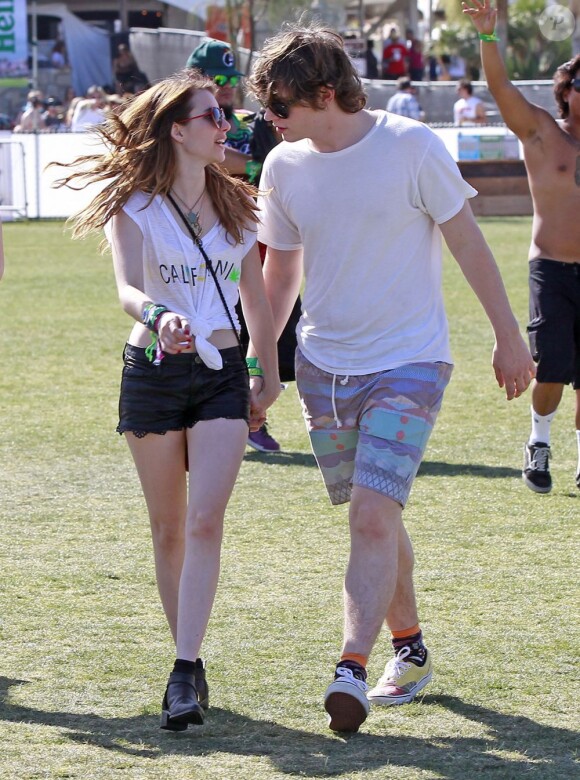 Emma Roberts et Evan Peters au 2e jour du Festival de musique de Coachella à Indio le 13 avril 2013.