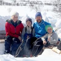 Haakon et Mette-Marit de Norvège : Chamallows et rires enneigés avec les enfants