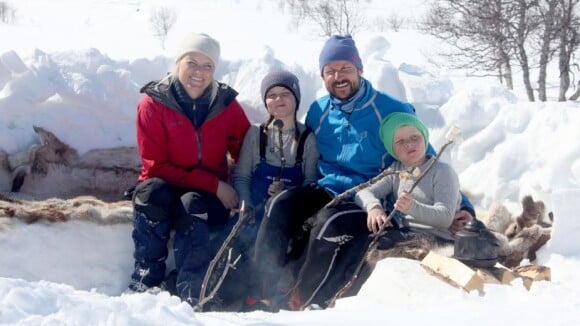 Haakon et Mette-Marit de Norvège : Chamallows et rires enneigés avec les enfants