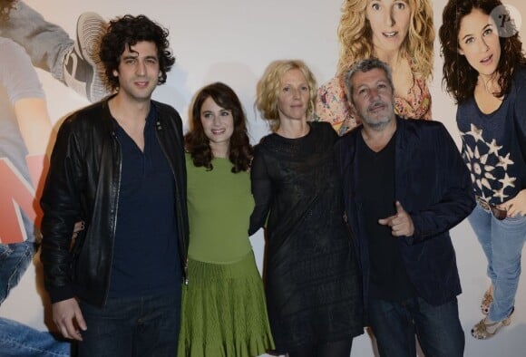 Max Boublil, Mélanie Bernier, Sandrine Kiberlain et Alain Chabat lors de la première du film Les Gamins au Gaumont Opéra à Paris, le 15 avril 2013.
