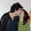 Max Boublil embrassé par Mélanie Bernier à la première du film Les Gamins au Gaumont Opéra à Paris, le 15 avril 2013.