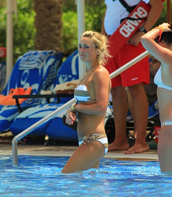 Alex Curran, épouse du footballeur Steven Gerrard, se dore la pilule à Dubaï. Une sacrée veinarde qui porte le bikini comme personne ! Avril 2013.