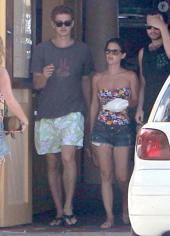 L'actrice Rachel Bilson et son petit ami Hayden Christensen vont déjeuner au restaurant lors de leurs vacances à la Barbade, le 13 avril 2013. Ils sont ensuite allés faire du shopping.