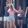 Rachel Bilson et son petit ami Hayden Christensen vont déjeuner au restaurant lors de leurs vacances à la Barbade, le 13 avril 2013. Ils sont ensuite allés faire du shopping.