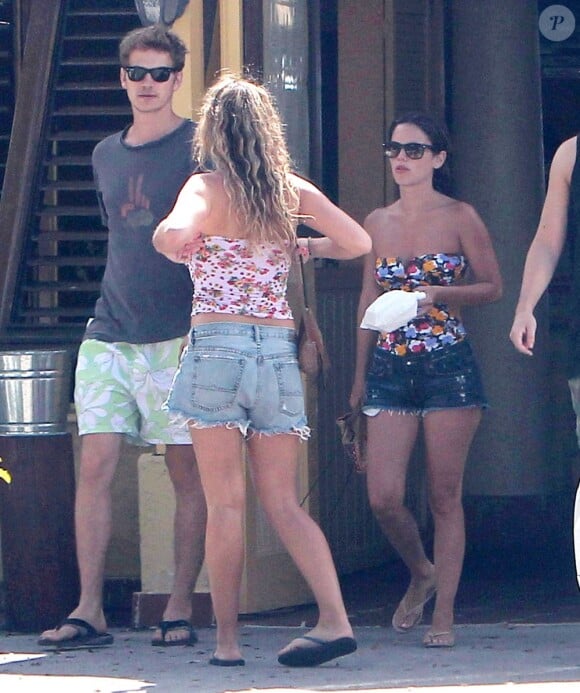 Rachel Bilson et son petit ami Hayden Christensen vont déjeuner au restaurant lors de leurs vacances à la Barbade, le 13 avril 2013. Ils sont ensuite allés faire du shopping.