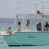 Rachel Bilson et son petit ami Hayden Christensen sur une plage de la Barbade, le 16 avril 2013. Ils sont allés faire du bateau, puis se sont baignés dans la mer. Après la baignade, une petite fille est arrivée avec un petit singe.