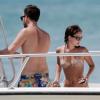 Rachel Bilson et son petit ami Hayden Christensen sur une plage de la Barbade, le 16 avril 2013. Ils sont allés faire du bateau, puis se sont baignés dans la mer. Après la baignade, une petite fille est arrivée avec un petit singe.