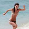 Rachel Bilson et son petit ami Hayden Christensen sur une plage de la Barbade, le 16 avril 2013. Ils sont allés faire du bateau, puis se sont baignés dans la mer. Après la baignade, une petite fille est arrivée avec un petit singe.