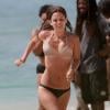 La belle Rachel Bilson et son petit ami Hayden Christensen sur une plage de la Barbade, le 16 avril 2013. Ils sont allés faire du bateau, puis se sont baignés dans la mer. Lors de leur baignade, une petite fille est arrivée avec un petit singe.