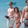 Rachel Bilson et son petit ami Hayden Christensen sur une plage de la Barbade, le 16 avril 2013. Ils sont allés faire du bateau, puis se sont baignés dans la mer. Lors de leur baignade, une petite fille est arrivée avec un petit singe.